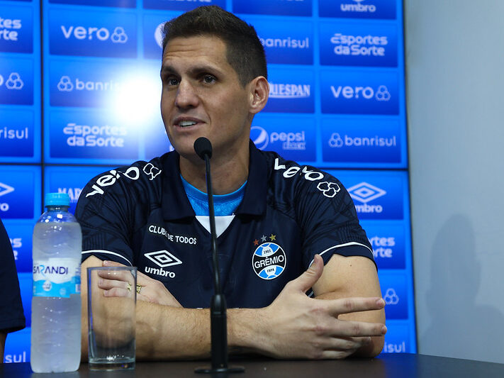 Rafael Cabral foi apresentado no Grêmio